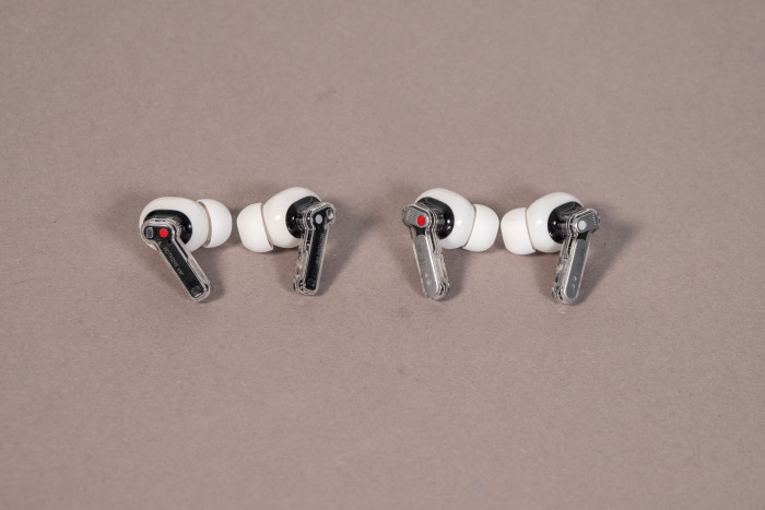 Links die alten Nothing Ear 3 aka Ear, rechts die neuen Nothing Ear 4 aka Ear 3 (Bild: Martin Wolf/Golem.de)