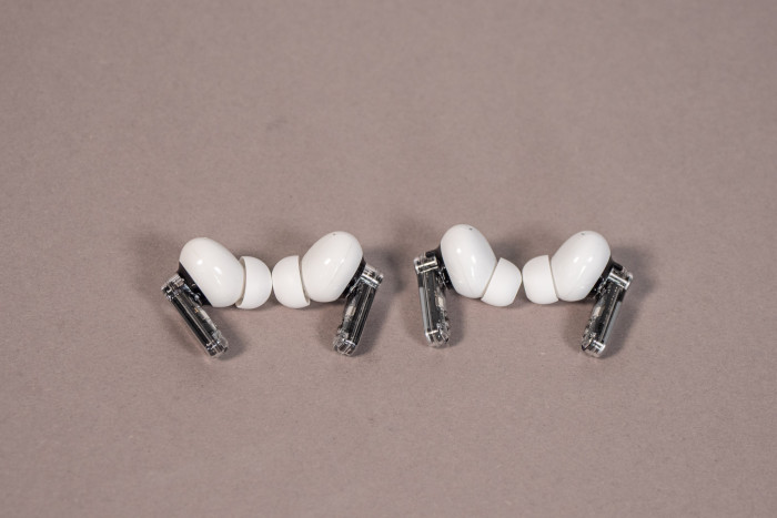 Links die alten Nothing Ear 3 aka Ear, rechts die neuen Nothing Ear 4 aka Ear 3 (Bild: Martin Wolf/Golem.de)