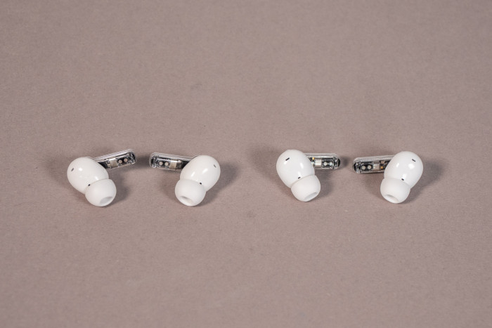 Links die alten Nothing Ear 3 aka Ear, rechts die neuen Nothing Ear 4 aka Ear 3 (Bild: Martin Wolf/Golem.de)