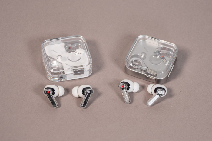 Links die alten Nothing Ear 3 aka Ear mit Etui, rechts die neuen Nothing Ear 4 aka Ear 3 mit Etui (Bild: Martin Wolf/Golem.de)