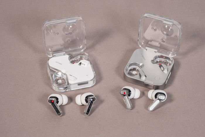 Links die alten Nothing Ear 3 aka Ear mit Etui, rechts die neuen Nothing Ear 4 aka Ear 3 mit Etui (Bild: Martin Wolf/Golem.de)