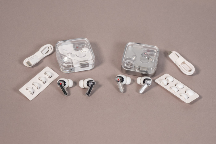 Links die alten Nothing Ear 3 aka Ear mit allem Zubehör, rechts die neuen Nothing Ear 4 aka Ear 3 mit allem Zubehör (Bild: Martin Wolf/Golem.de)