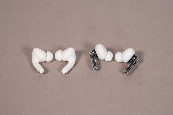 Links Apples Airpods Pro 2, rechts die Nothing Ear 4 aka Ear 3 (Bild: Martin Wolf/Golem.de)
