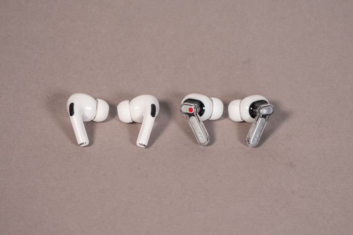 Links Apples Airpods Pro 2, rechts die Nothing Ear 4 aka Ear 3 (Bild: Martin Wolf/Golem.de)