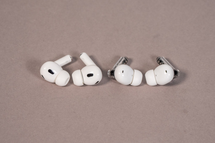Links Apples Airpods Pro 2, rechts die Nothing Ear 4 aka Ear 3 (Bild: Martin Wolf/Golem.de)