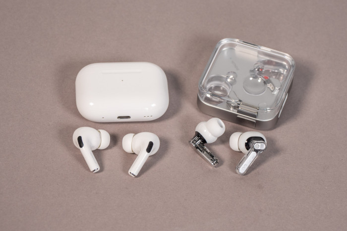 Links Apples Airpods Pro 2 mit Ladeetui, rechts die Nothing Ear 4 aka Ear 3 mit Ladeetui (Bild: Martin Wolf/Golem.de)