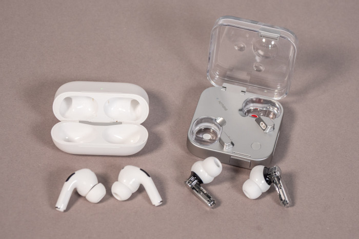 Links Apples Airpods Pro 2 mit Ladeetui, rechts die Nothing Ear 4 aka Ear 3 mit Ladeetui (Bild: Martin Wolf/Golem.de)