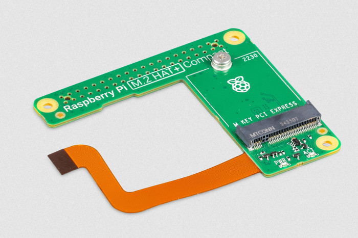 Die Platine des M.2 Hat+ Compact verdeckt nur einen kleinen Teil des darunterliegenden SBC. (Bild: Raspberry Pi Ltd.)