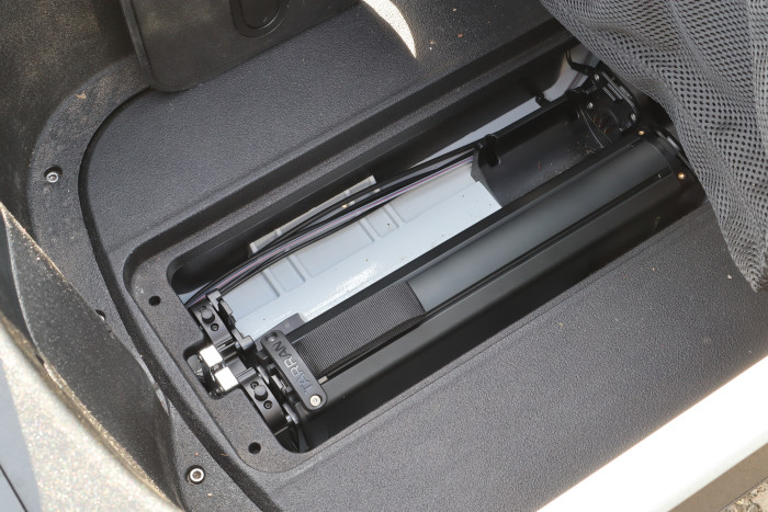 Im Boden der Ladewanne finden zwei Akkus Platz. Eine Dichtung verhindert das Eindringen von Wasser. (Bild: Johannes Hiltscher/Golem)