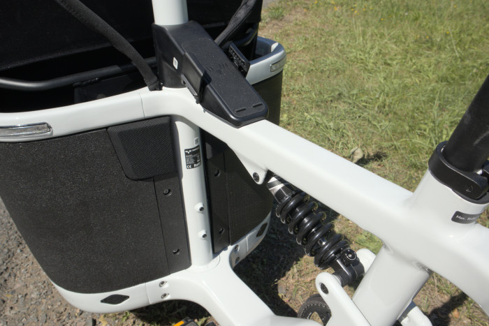 Im Handyhalter kann das Mobiltelefon drahtlos geladen werden. Die beiden Lautsprecher werden mittels Bluetooth bespielt. (Bild: Johannes Hiltscher/Golem)