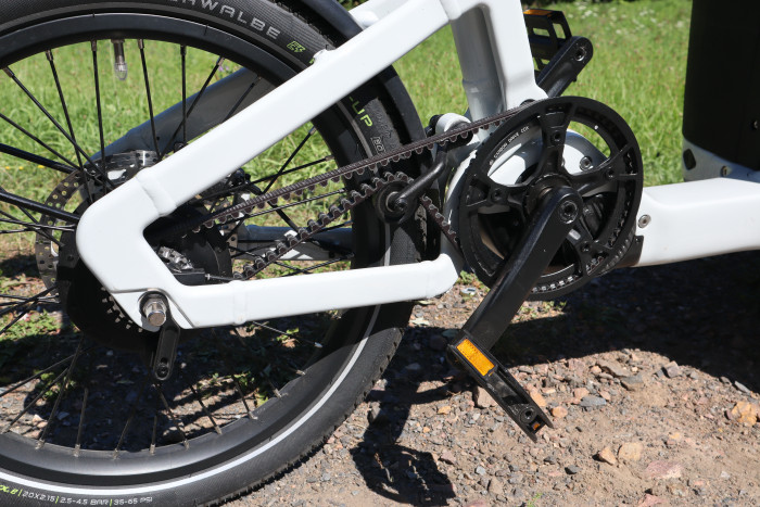 Der Riemenantrieb verfügt über einen Spanner, die Übersetzung beträgt mit 55 Zähnen vor und 22 hinten 2,5:1. (Bild: Johannes Hiltscher/Golem)