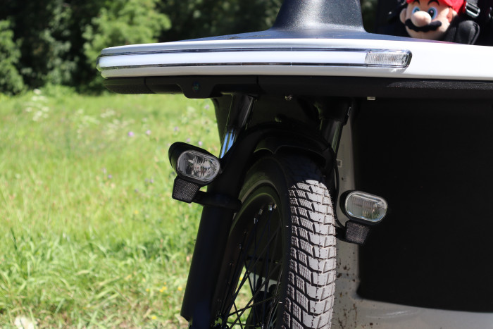 Der Lichtstreifen ist standardmäßig immer an, links und rechts befinden sich die Blinker. Die beiden Lampen sind sehr hell. (Bild: Johannes Hiltscher/Golem)