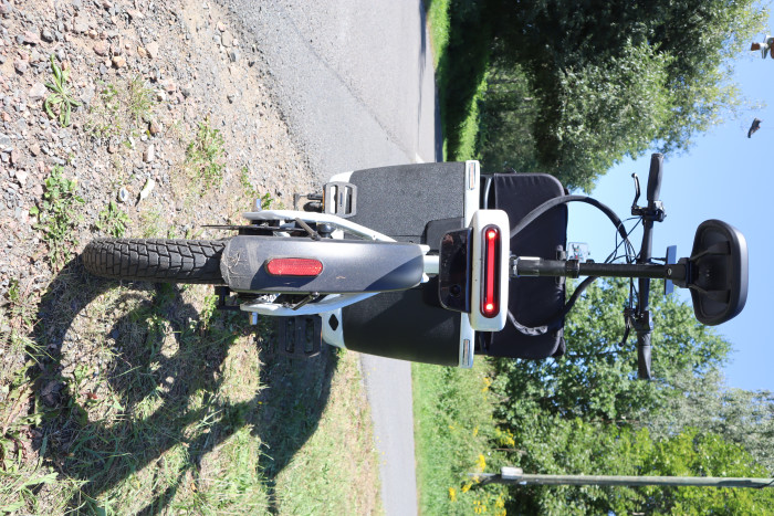 Das Rücklicht dient auch als Bremsleuchte. Wie die Blinker ist es ausreichend hell. (Bild: Johannes Hiltscher/Golem)