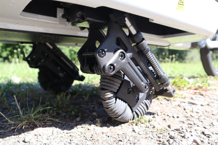 Die ausfahrbaren Stützräder sollen das Umkippen verhindern. (Bild: Johannes Hiltscher/Golem)