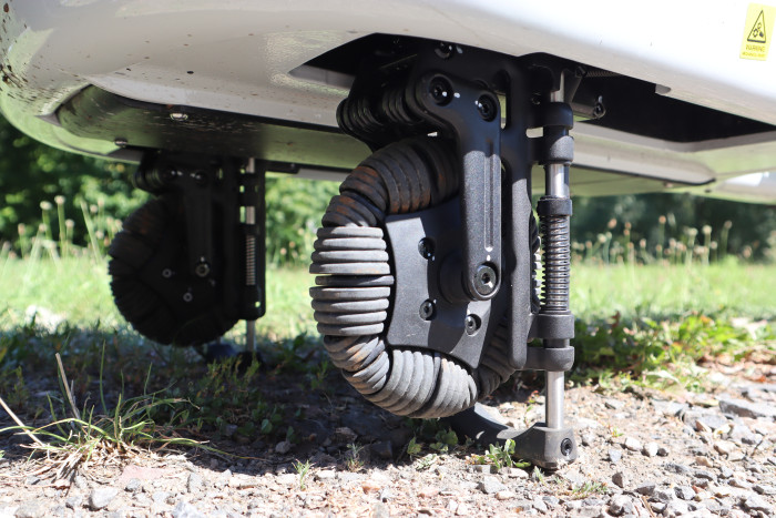 Komplett ausgefahren dienen sie als Stütze. Die funktioniert allerdings nur mit Strom. (Bild: Johannes Hiltscher/Golem)