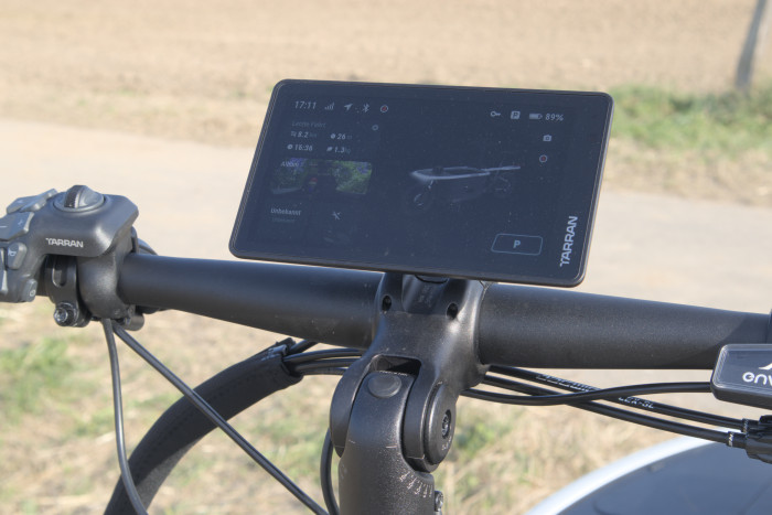 Das große Display ist auch in heller Umgebung gut ablesbar. (Bild: Johannes Hiltscher/Golem)