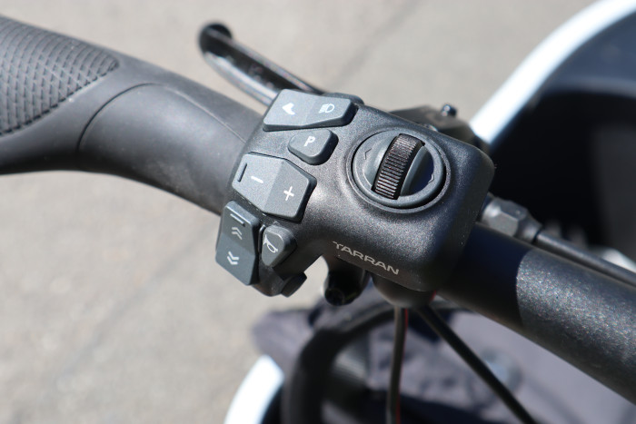 Das Bedienelement umfasst viele Taster und ein Scrollrad, die teils mehrere Funktionen haben. (Bild: Johannes Hiltscher/Golem)