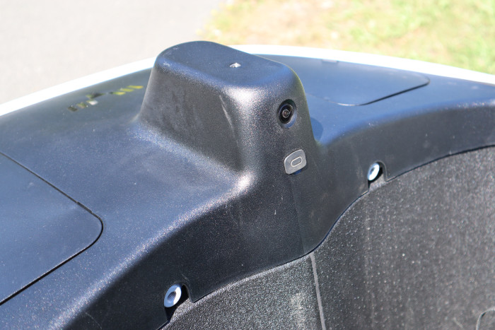 Die Selfiekamera sitzt in der Abdeckung für die Befestigung der Vordergabel. Darunter befindet sich ein USB-C-Anschluss, um Geräte zu laden. (Bild: Johannes Hiltscher/Golem)