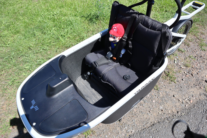 Super Mario hat vorn in der Ladewanne nicht allzu viel Beinfreiheit, wird aber sicher vom Fünfpunktgurt gehalten. (Bild: Johannes Hiltscher/Golem)