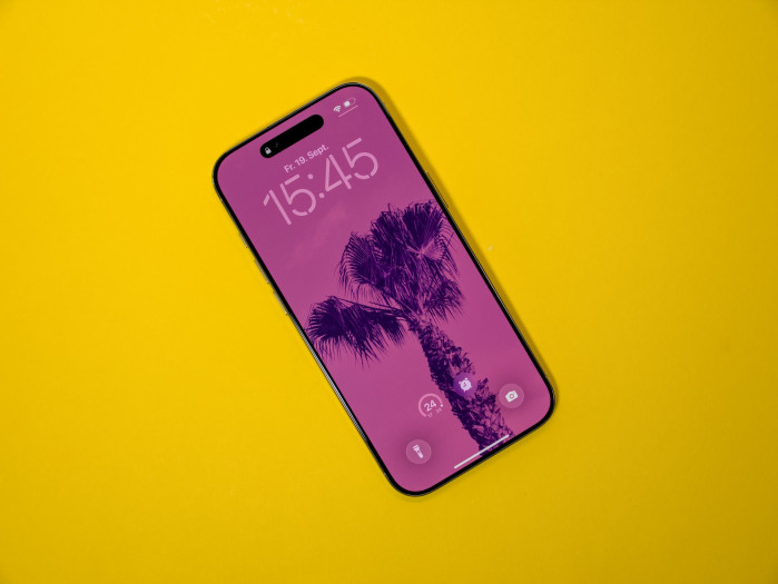 Das iPhone Air hat einen 6,5 Zoll großen Bildschirm. (Bild: Tobias Költzsch/Golem.de)