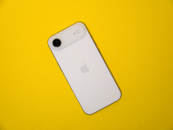 Das iPhone Air hat auf der Rückseite nur eine Kamera. (Bild: Tobias Költzsch/Golem.de)