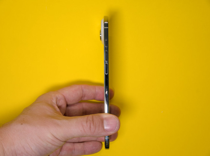 Das iPhone Air ist nur 5,6 mm dick. (Bild: Tobias Költzsch/Golem.de)