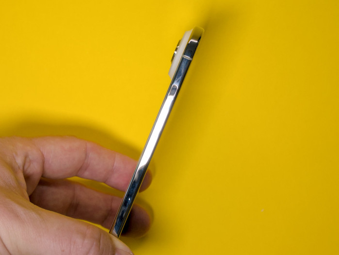 Am Kameramodul ist das Smartphone allerdings bis zu 11 mm dick. (Bild: Tobias Költzsch/Golem.de)