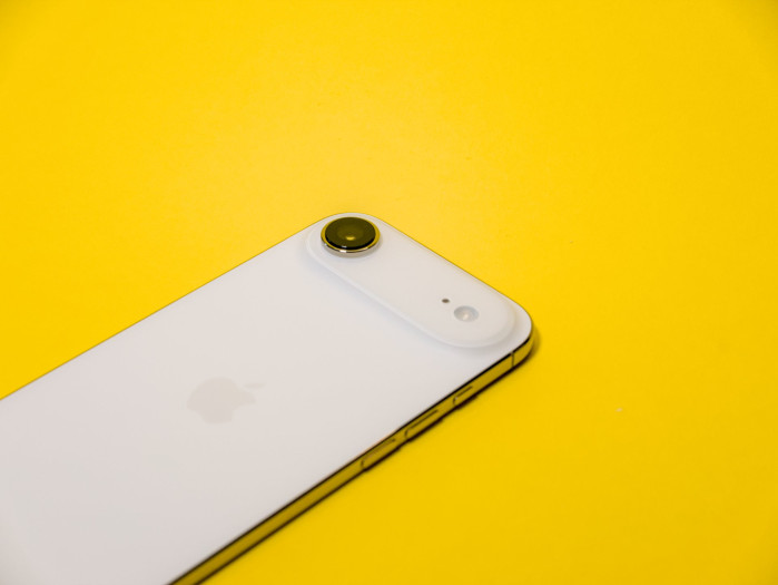 Das iPhone Air ist sehr hochwertig verarbeitet - der Rahmen ist aus poliertem Titan. (Bild: Tobias Költzsch/Golem.de)