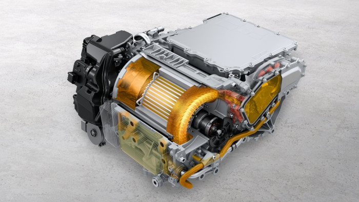 Nichtleitendes Öl umströmt den Stator des Heckmotors, um Wärme abzuleiten. Temperaturspitzen bedeuten Leistungseinschränkungen. (Bild: Porsche)