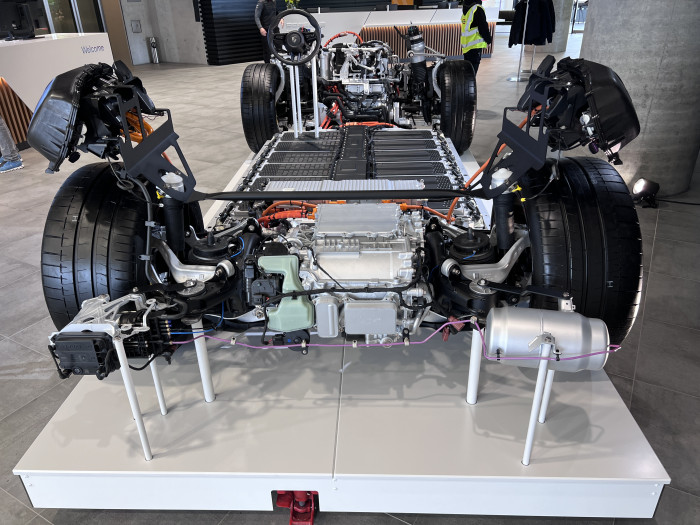 Blick auf den ölgekühlten Heckmotor. Rechts gibt es einen AC-Ladeanschluss, links die AC/DC-Kombi. (Bild: Dirk Kunde)