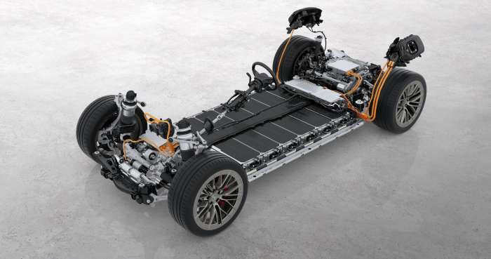 Die Pouch-Zellen in den sechs Modulen liefern 108 kWh für rund 600 km Reichweite. Der schwarze Verbindungskanal in der Mitte der Batterie ist der Grund für ein 15 cm hohes Hindernis im hinteren Fußraum. (Bild: Porsche)