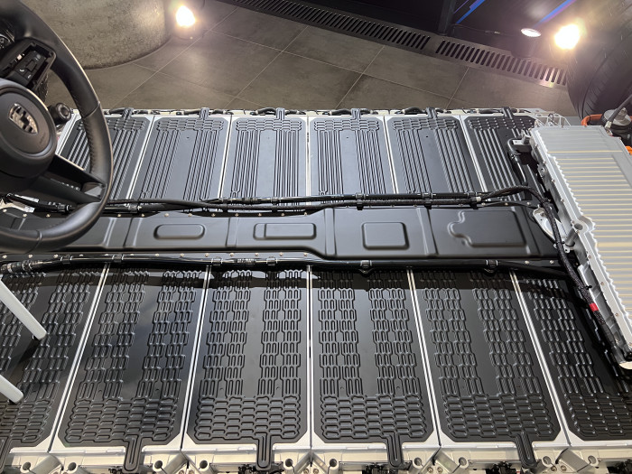 Es lässt sich auf den schwarzen Kühlmatten gut erkennen, wie das Kühlmittel fließt: Zunächst in geraden Bahnen, dann im Wabenmuster, um mehr Fläche abzudecken. (Bild: Dirk Kunde)