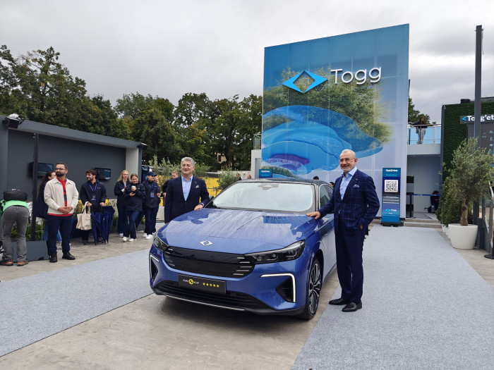 Togg-CEO Gürcan Karakaş (links) zusammen mit seinem Aufsichtsrat und Anteilseigner Fuat Tosyalı. Mit der Tosyalı Holding ist er im Eisen- und Stahlhandel aktiv. Gleichzeitig ist der 64-jährige Vorstandsvorsitzender beim Nutzfahrzeugherstellers BMC. (Bild: Friedhelm Greis)