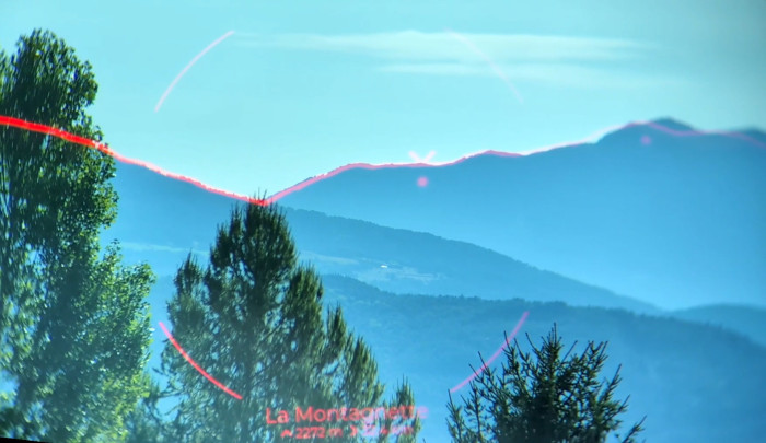 AR-Einblendung im Tag-Modus mit Höhenlinien und Geländemarken (Bild: Unistellar)