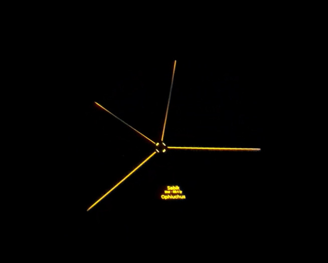 Nachtmodus mit Konstellationslinien und markiertem Stern (Bild: Unistellar)