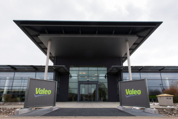 Eingang zur Valeo-Fertigung in Wemding. Hier arbeiten 1.120 Menschen, der Ort hat rund 6.000 Einwohner. (Bild: Valeo)
