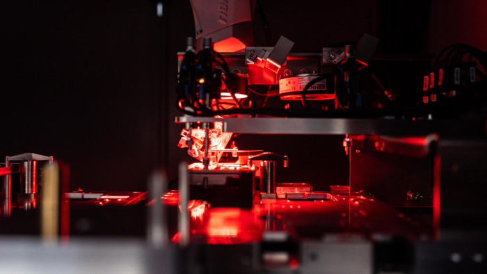 Mit Laserlicht schreibt Valeo nach Kundenvorgaben Informationen auf Platinen und Gehäuse. (Bild: Valeo)