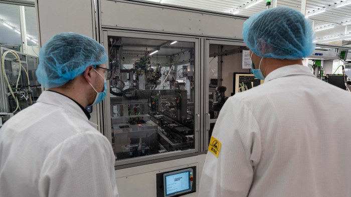 Jeder Fertigungsschrank übernimmt eine Aufgabe. Sollte sich der Prozess ändern, werden Schränke ausgetauscht oder in der Linie hinzugefügt. (Bild: Valeo)