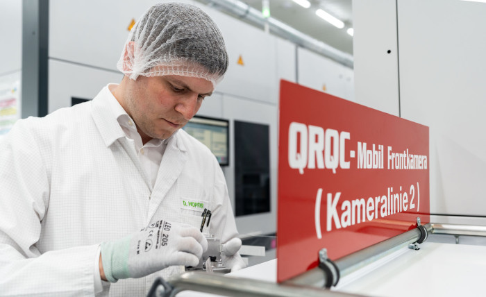 In der automatisierten Fertigung prüfen optische Systeme die Qualität der Produkte, doch manchmal kann ein menschlicher Blick nicht schaden. (Bild: Valeo)