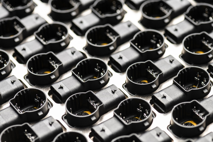 Die halbrunde Hülle nimmt ein Piezo-Plättchen auf, das in Schwingung versetzt wird. Die Reflexionen der Ultraschallwellen ermöglichen die Erkennung von Hindernissen in der Nähe. (Bild: Valeo)