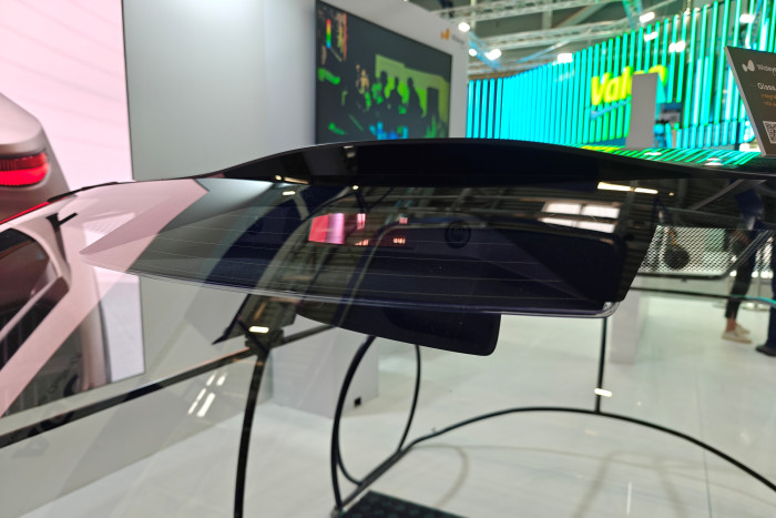 Der Glashersteller AGC zeigte auf der IAA 2025 einen Laserscanner hinter der Windschutzscheibe. (Foto: Friedhelm Greis)