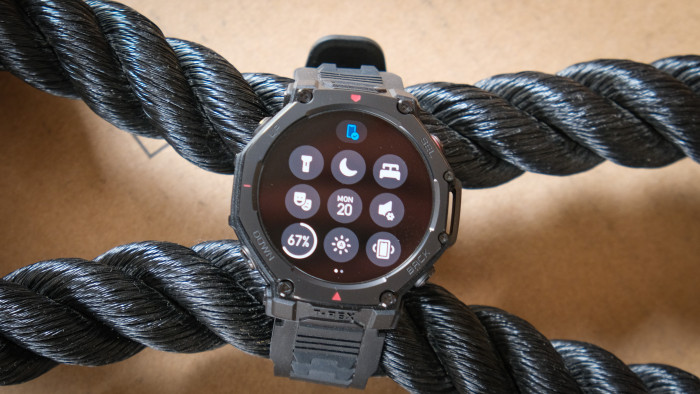 Hier das Optionenmenü, erreichbar über ein Wischen vom Display-Rand. (Bild: Steinlechner/Golem)