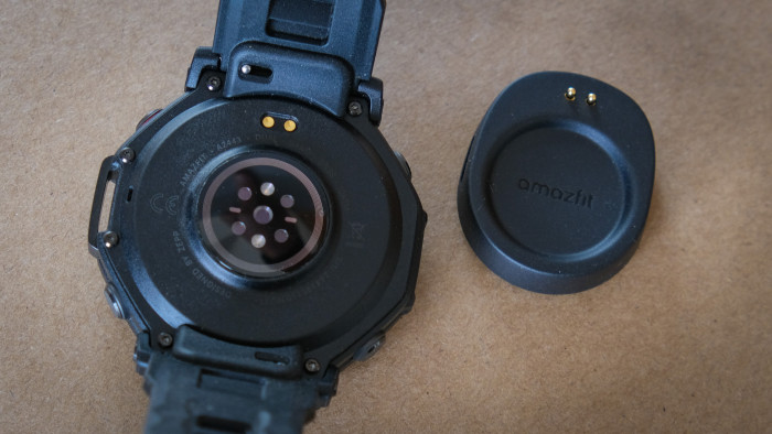 Die T-Rex 3 Pro wird über einen Puck geladen, ein USB-C-Kabel liegt nicht bei. (Bild: Steinlechner/Golem)