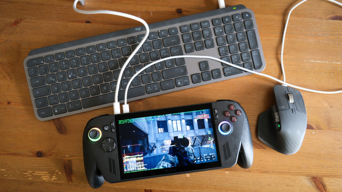 Mit Maus und Tastatur kann man das ROG Xbox Ally X wie einen normalen PC bedienen - natürlich auch drahtlos per Bluetooth. (Bild: Steinlechner/Golem)