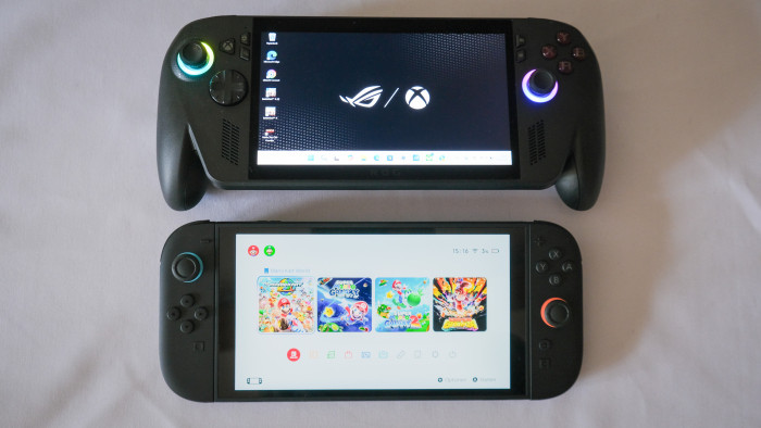 Das Xbox Ally ist nicht sehr viel größer als eine Nintendo Switch 2. (Bild: Steinlechner/Golem)