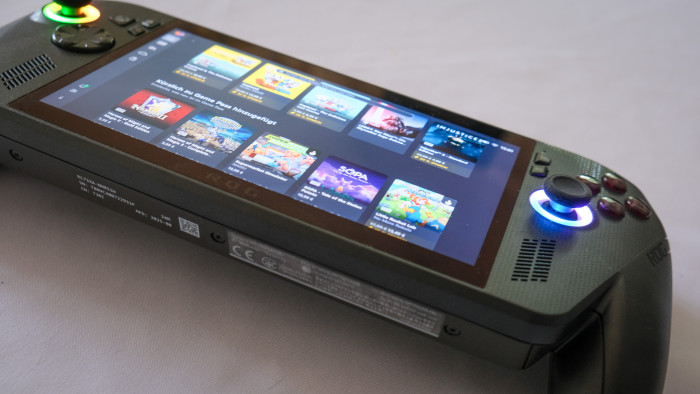 Tasten und Sticks sind fast wie beim Xbox-Gamepad angebracht - nur breiter. (Bild: Steinlechner/Golem)