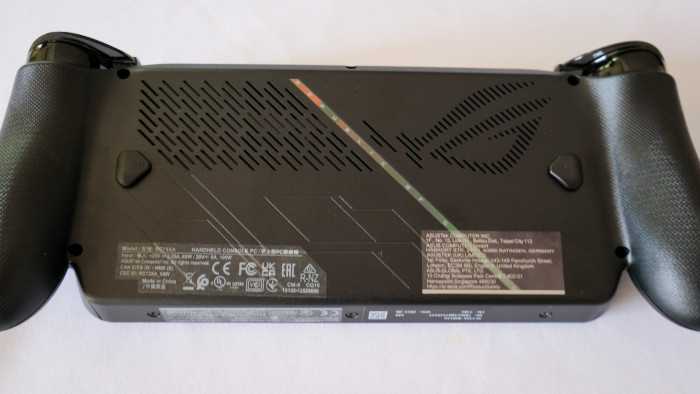 Die kleinen Dreiecke auf der Rückseite sind programmierbare Tasten - und erstaunlich gut zu erreichen. (Bild: Steinlechner/Golem)