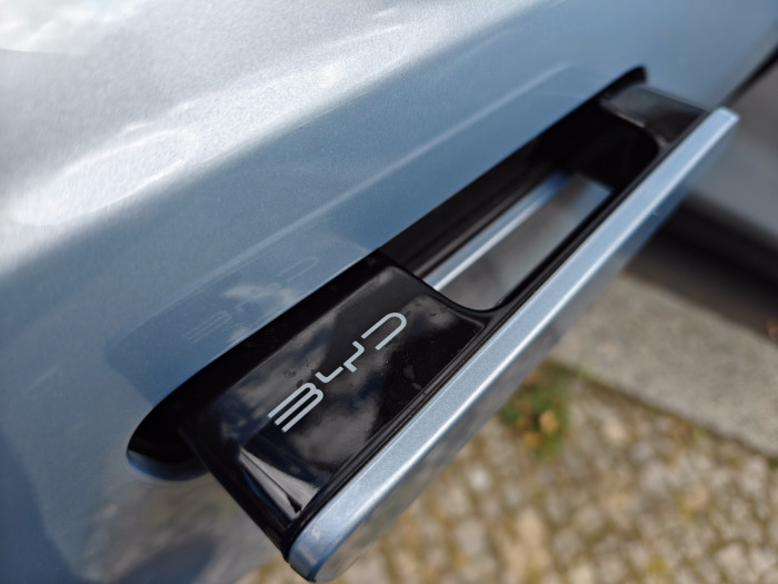 Die Türgriffe werden elektronisch in den Türen versenkt und ausgefahren. (Bild: Martin Wolf/Golem)