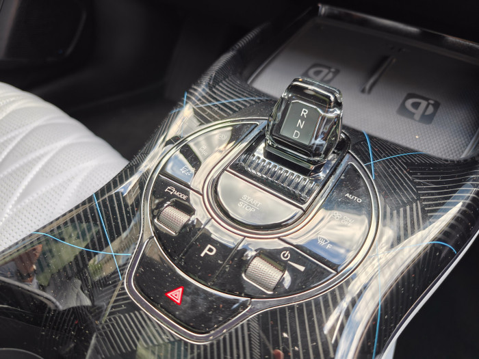 Die Mittelkonsole sieht ein wenig aus wie ein Alien-Raumschiff. (Bild: Martin Wolf/Golem)