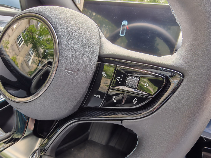 Das Lenkrad hat alle notwendigen Bedienelemente als Buttons - unter anderem auch für den adaptiven Tempomaten und den Fahrassistenten. (Bild: Martin Wolf/Golem)